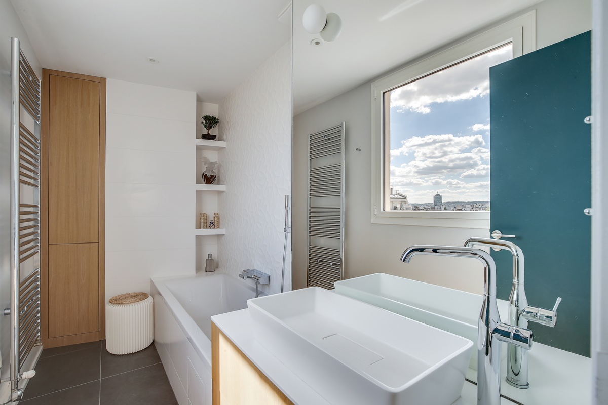 Réaménagement d'un appartement à Paris et création d'un rooftop : salle de bain architecte