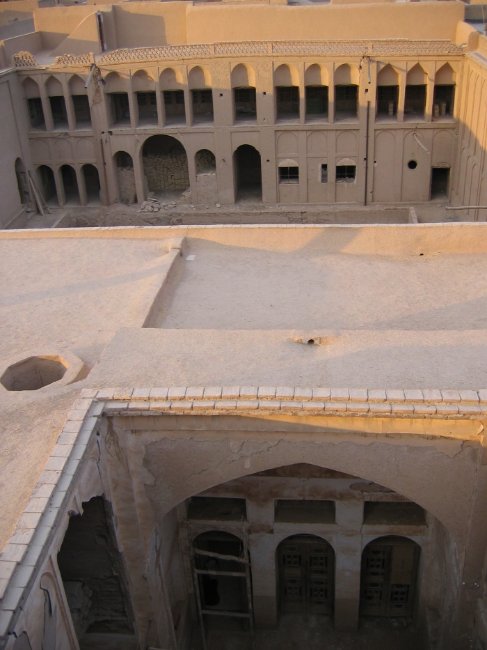 Centre Zoroastrien  Yazd : cot prive, cot jardin, 2 cours