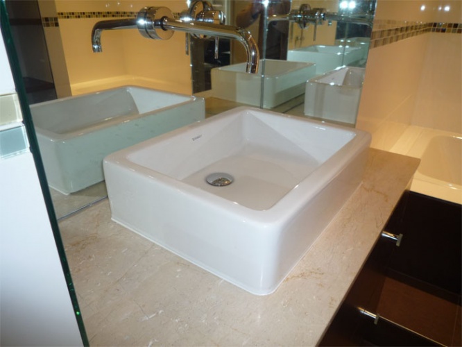 Rénovation d'un appartement rue du Faubourg Saint Honoré : Salle de bain - détail vasque