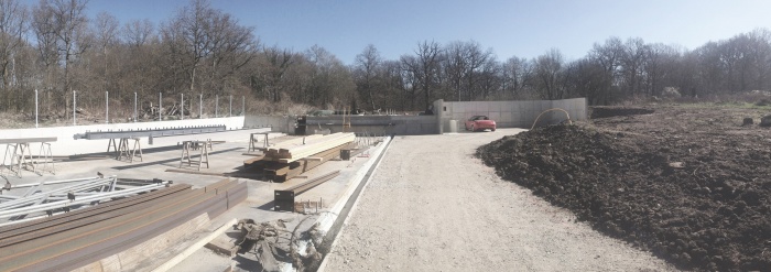 Maison - Atelier : Chantier en cours - vue depuis l'entre de la parcelle vers la fort