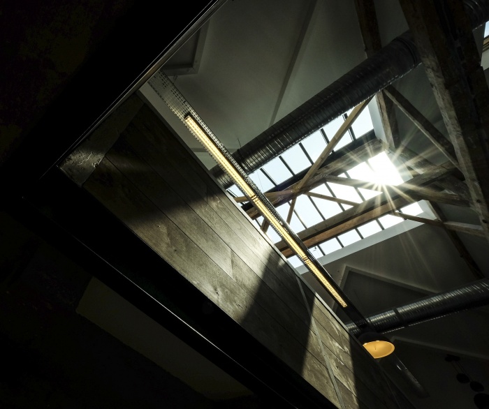 Aménagent du nouveau siège social d'une agence de Design Global : escalier sous verrière