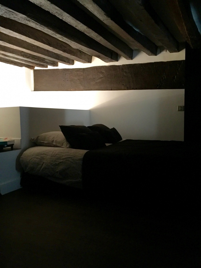 appartement - Paris, le Marais : chambre  coucher en mezzanine sous poutres